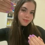 Profissional do Studio Thabli Nails
