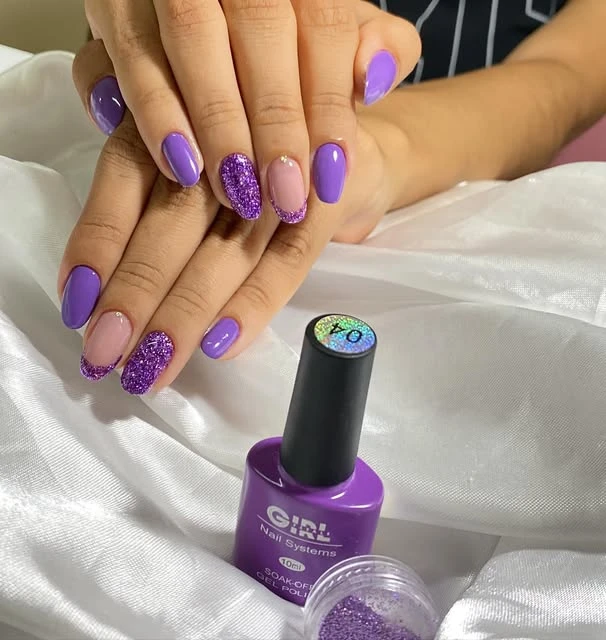 Unhas em lilás com brilho e detalhes rosados